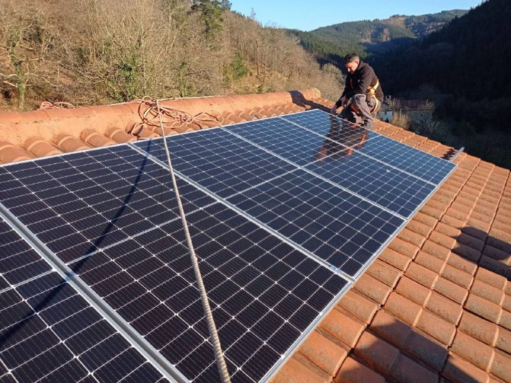 proyecto de energia fotovoltaica, instalacion de paneles solares por gesklima para una vivienda unifamiliar en zeanuri